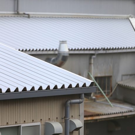遮熱塗装を施した工場の屋根